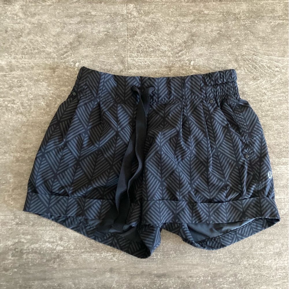 Lululemon Spring Breakaway Shorts - Size 2